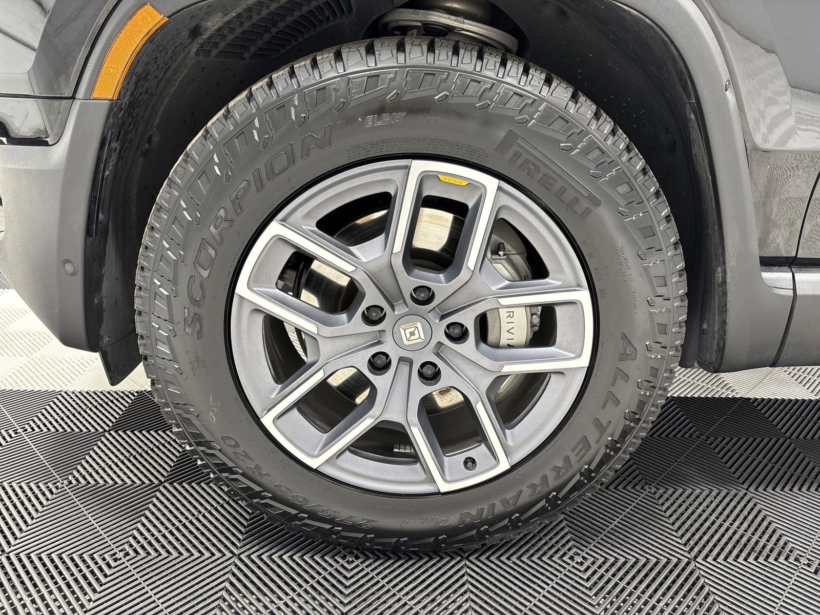 Used 2024 Rivian R1S Adventure image 9