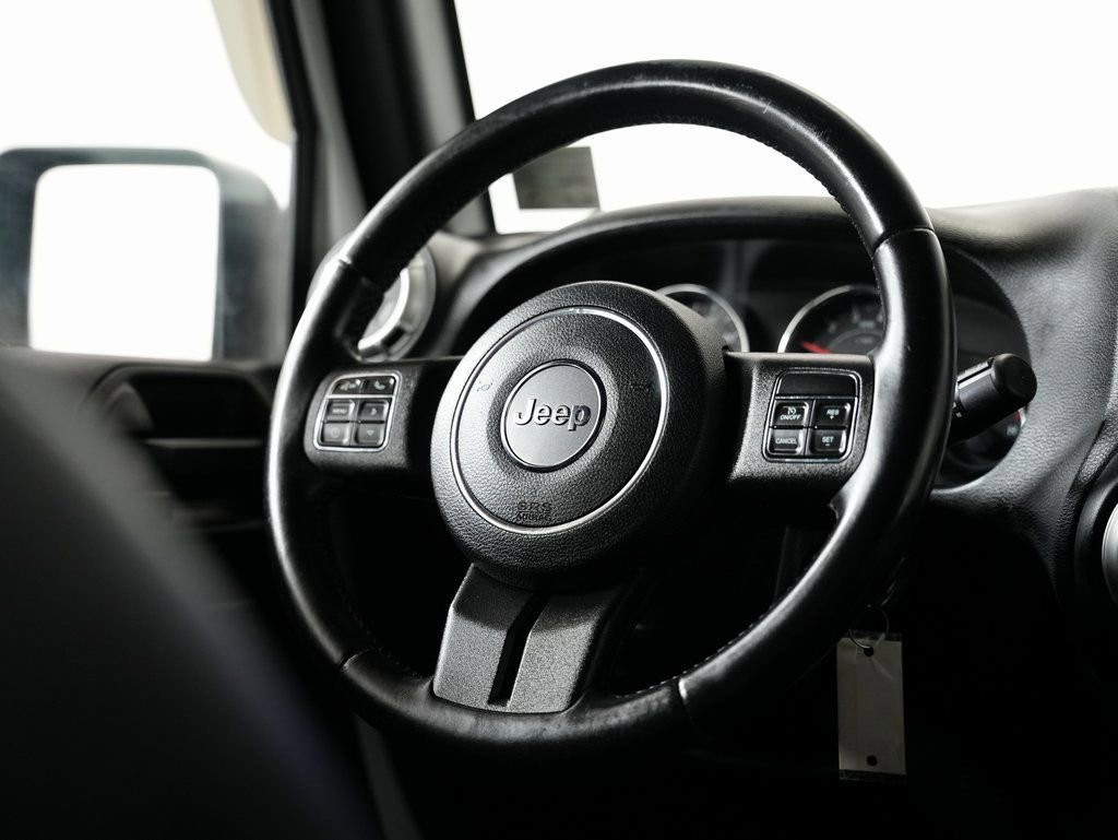 Used 2015 Jeep Wrangler Unlimited Sahara w/ Connectivity Group AWD/4WD image 12