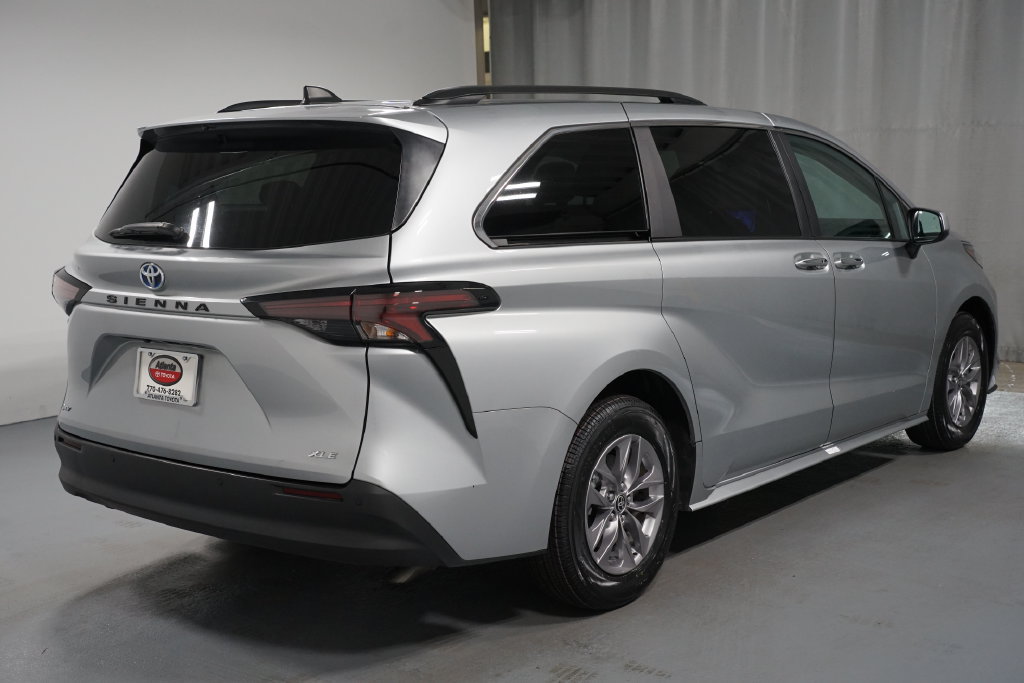 Certified 2025 Toyota Sienna XLE FWD image 8