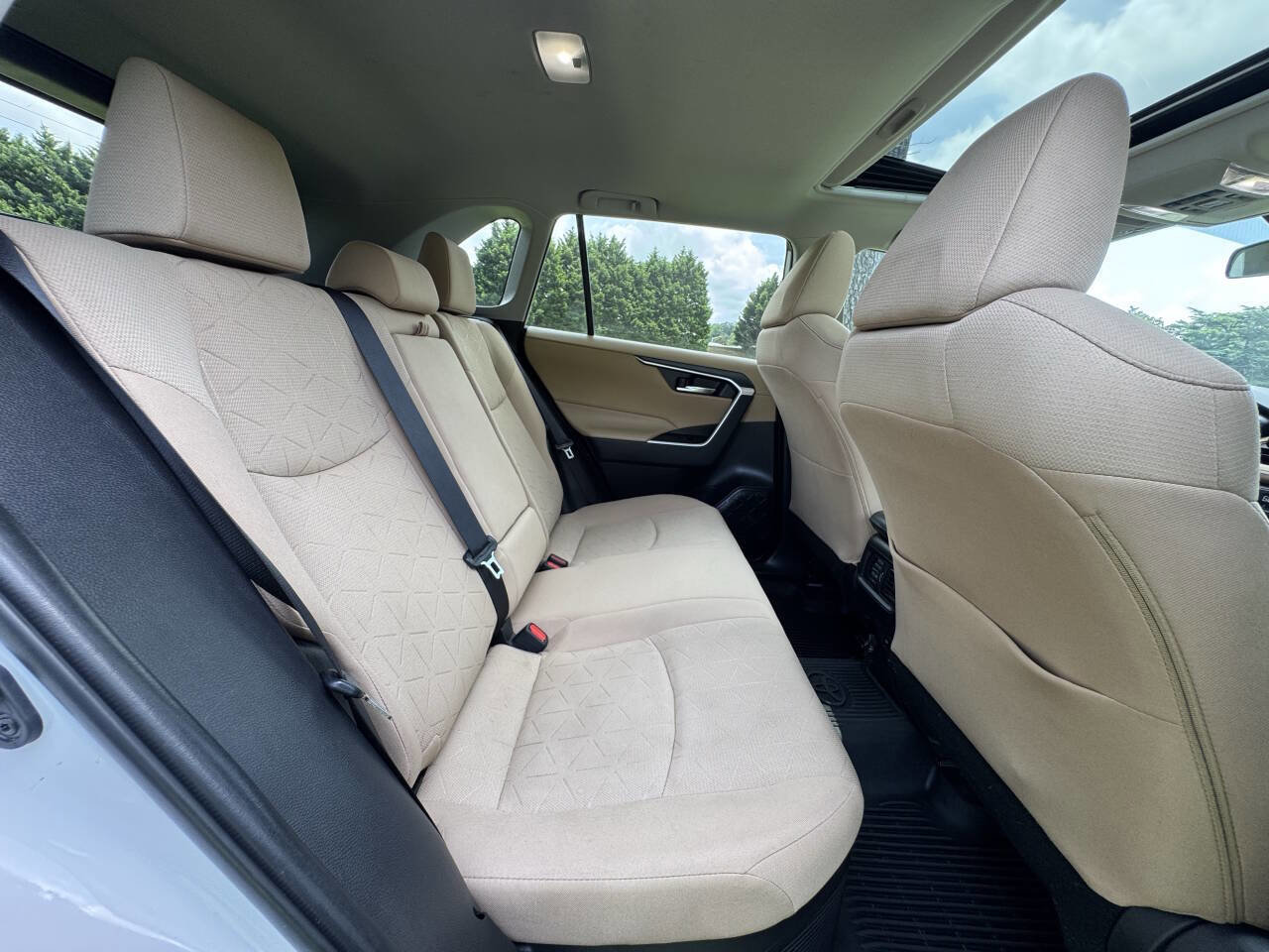 Used 2022 Toyota RAV4 XLE image 17