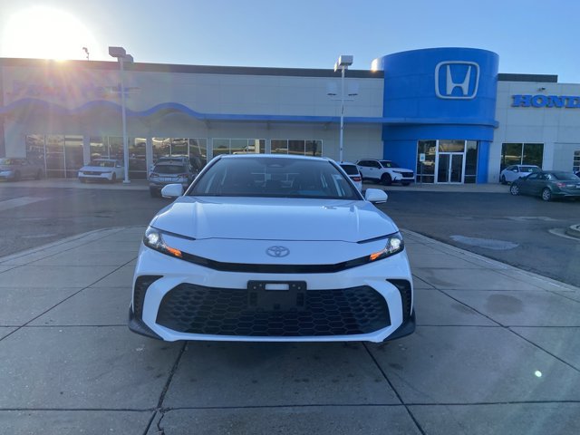 Used 2025 Toyota Camry SE FWD image 3