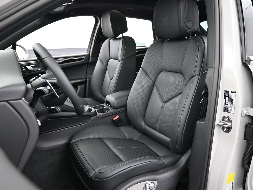 Certified 2026 Porsche Macan AWD/4WD image 5