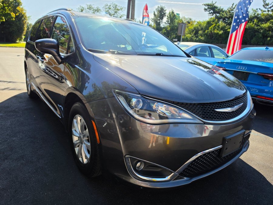 Used 2017 Chrysler Pacifica Touring-L FWD image 4