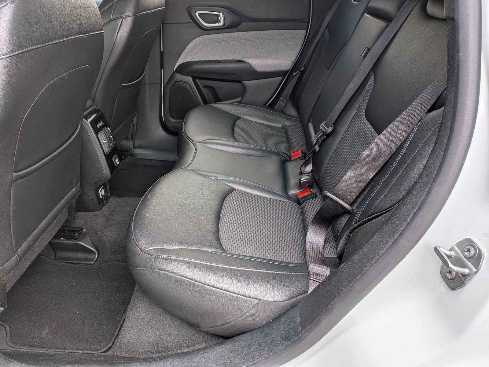 Used 2025 Jeep Compass Latitude image 18
