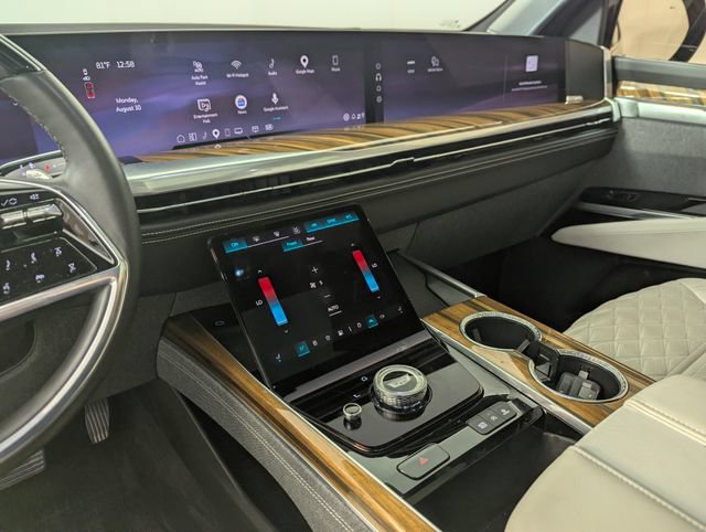 Used 2025 Cadillac Escalade Sport Platinum w/ LPO, Floor Liner Package AWD/4WD image 14