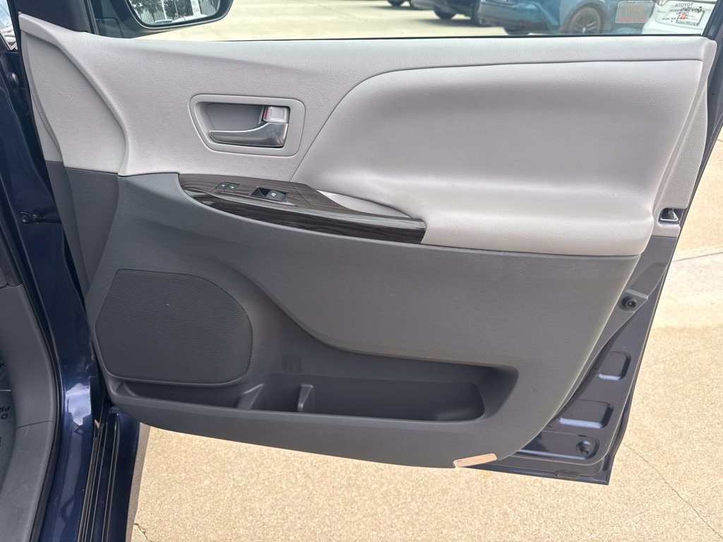 Used 2020 Toyota Sienna XLE FWD image 21