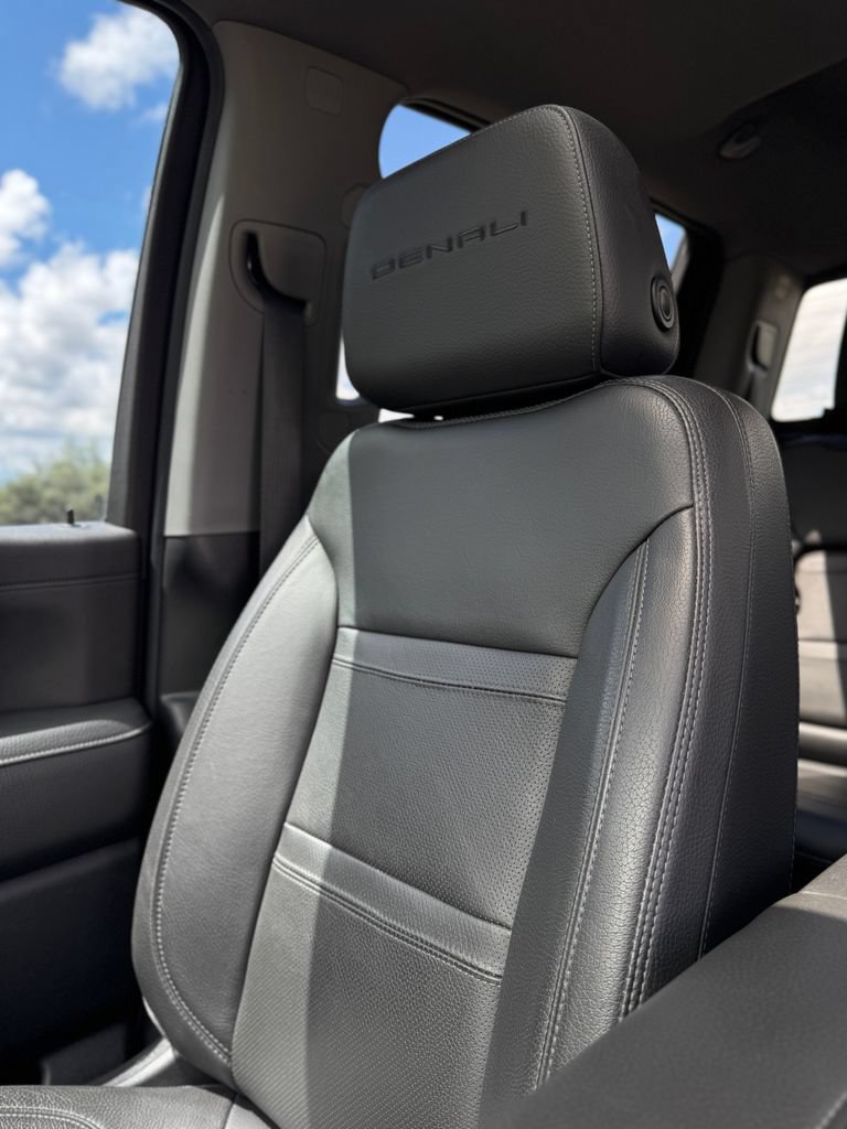 Used 2022 GMC Sierra 3500 Denali w/ Denali Black Diamond Edition AWD/4WD image 34