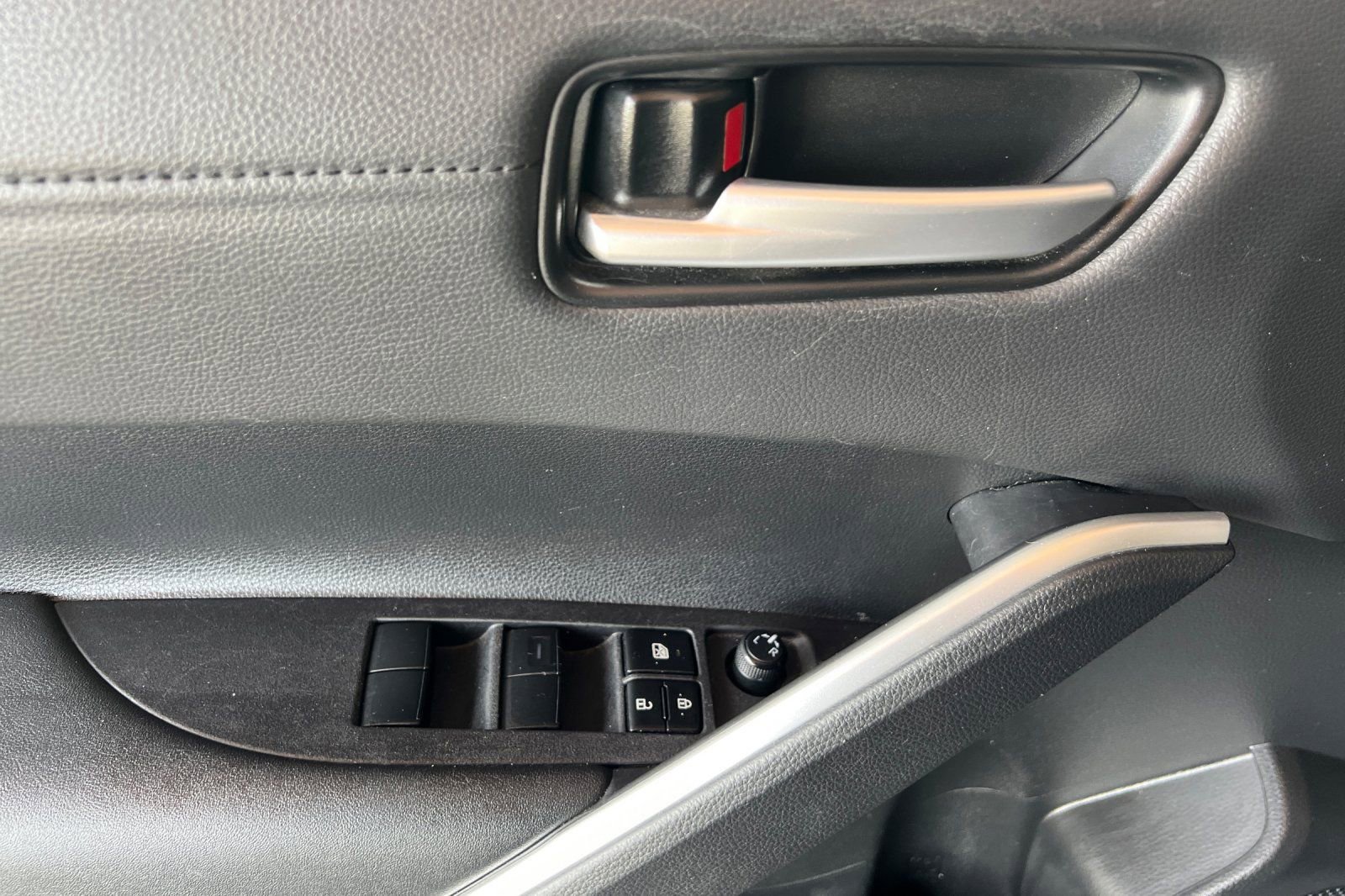 Used 2024 Toyota Corolla Cross XLE image 11