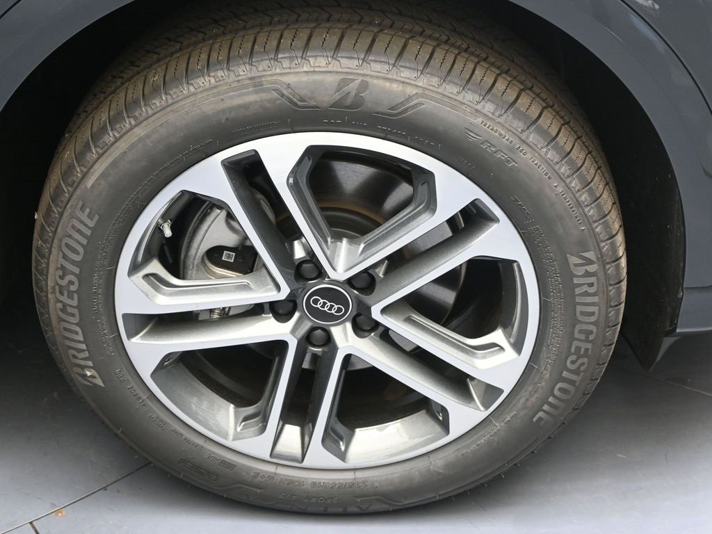 Used 2025 Audi Q5 2.0T Premium w/ Convenience Package image 9