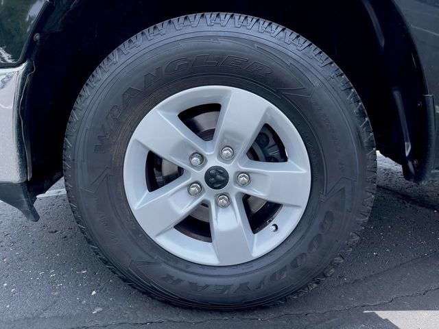 Used 2017 RAM 1500 Classic SLT AWD/4WD image 29