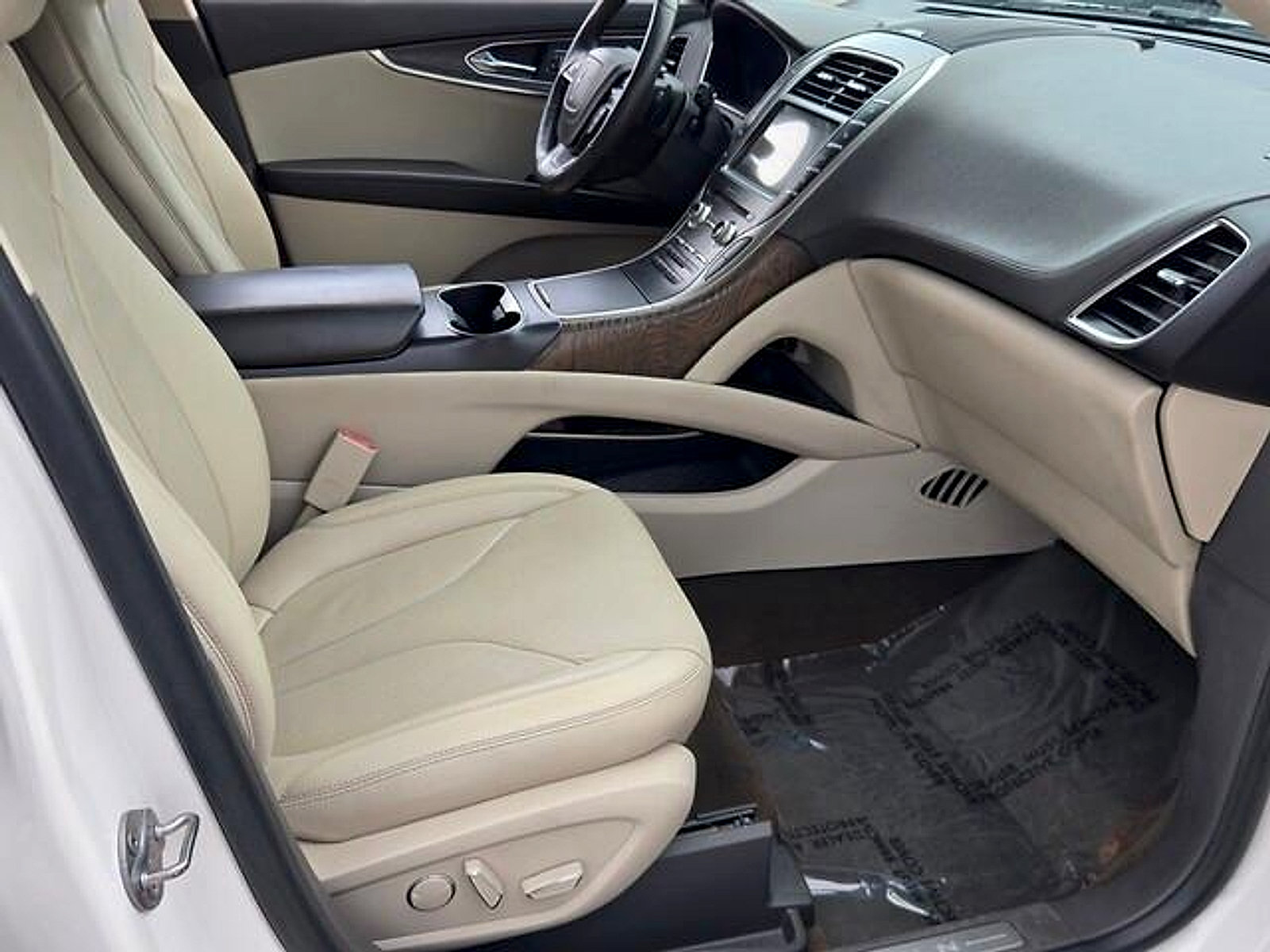 Used 2019 Lincoln Nautilus Reserve FWD image 16