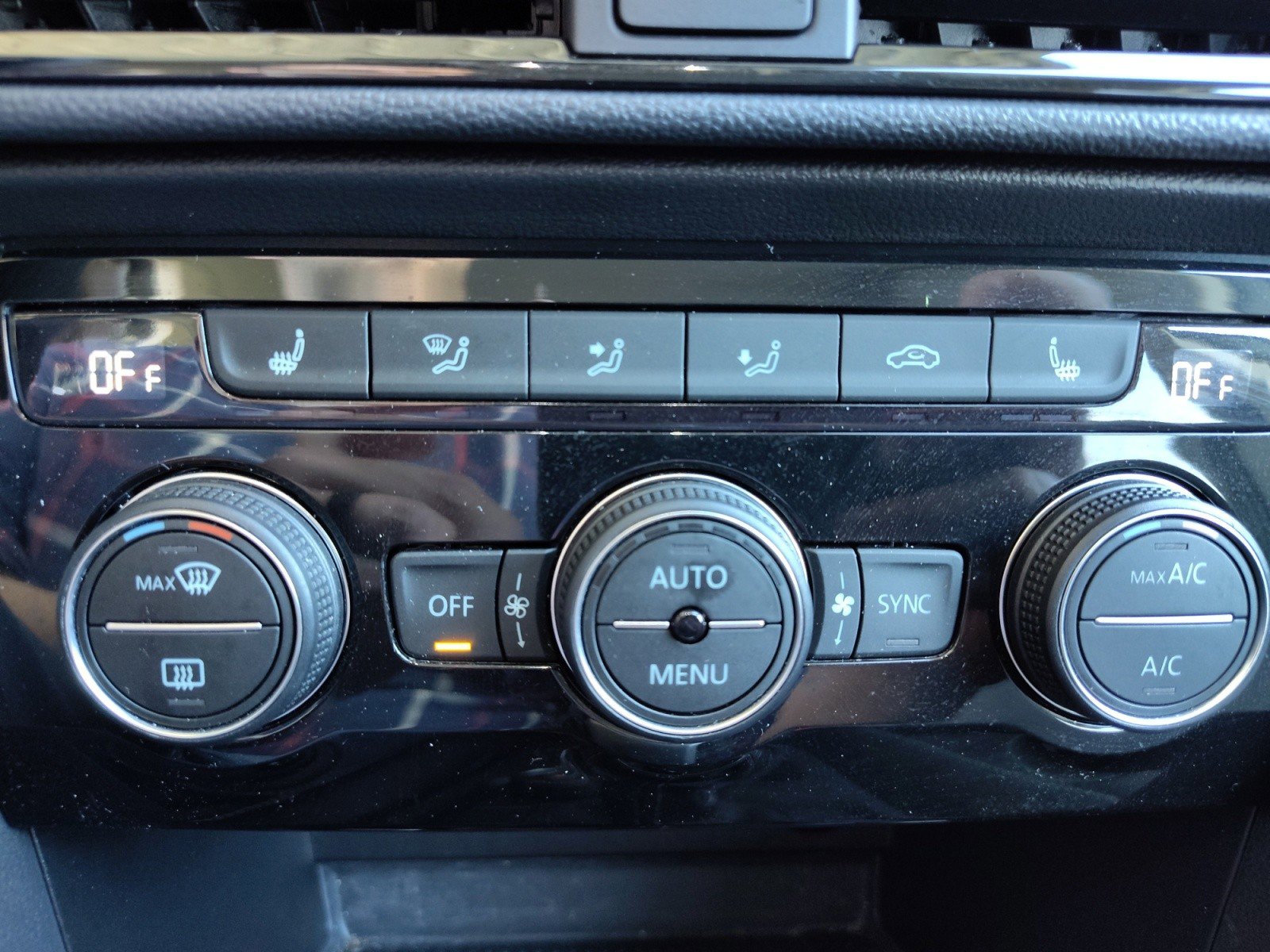 Used 2024 Volkswagen Taos SE w/ Panoramic Sunroof Package image 25