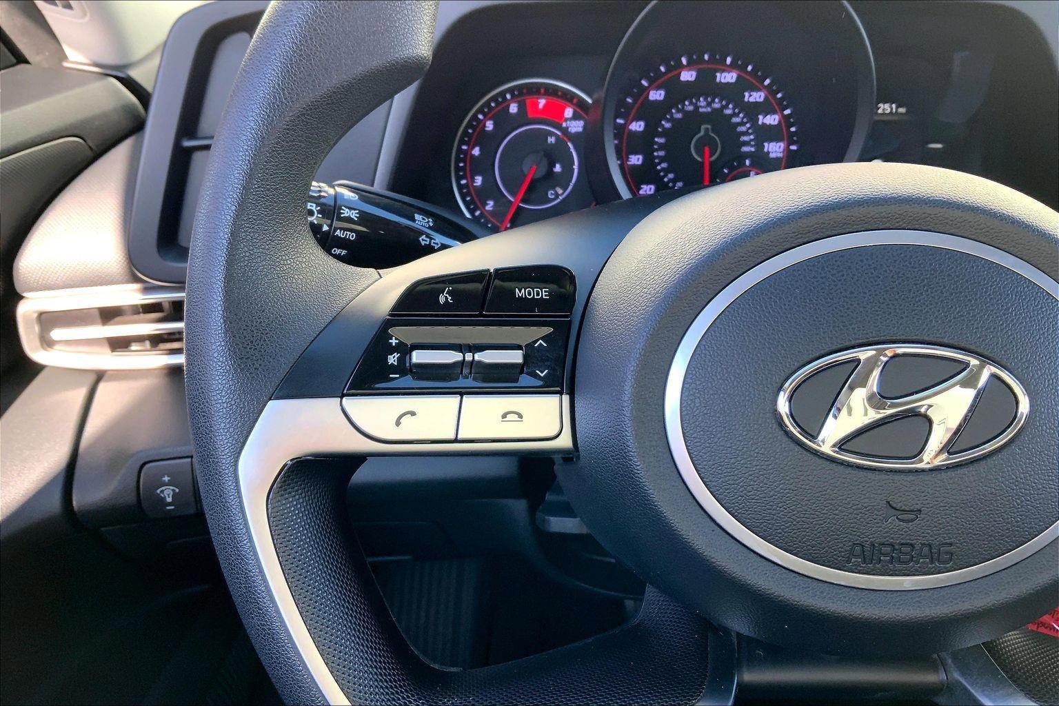 Used 2022 Hyundai Elantra SE w/ Cargo Package image 15