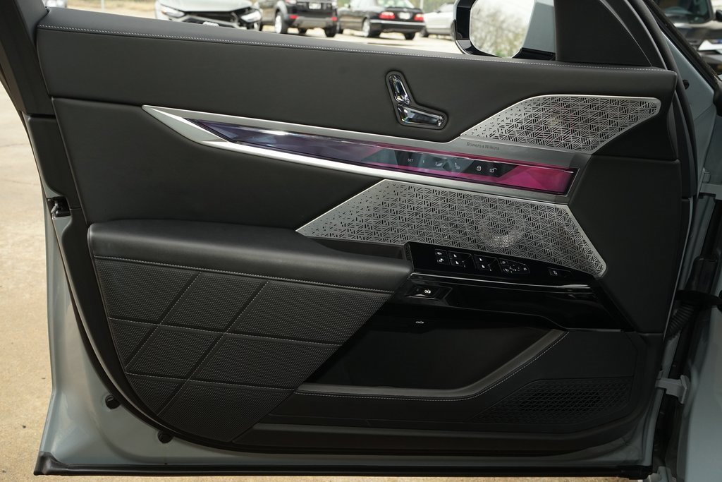 Used 2023 BMW 760i xDrive image 28