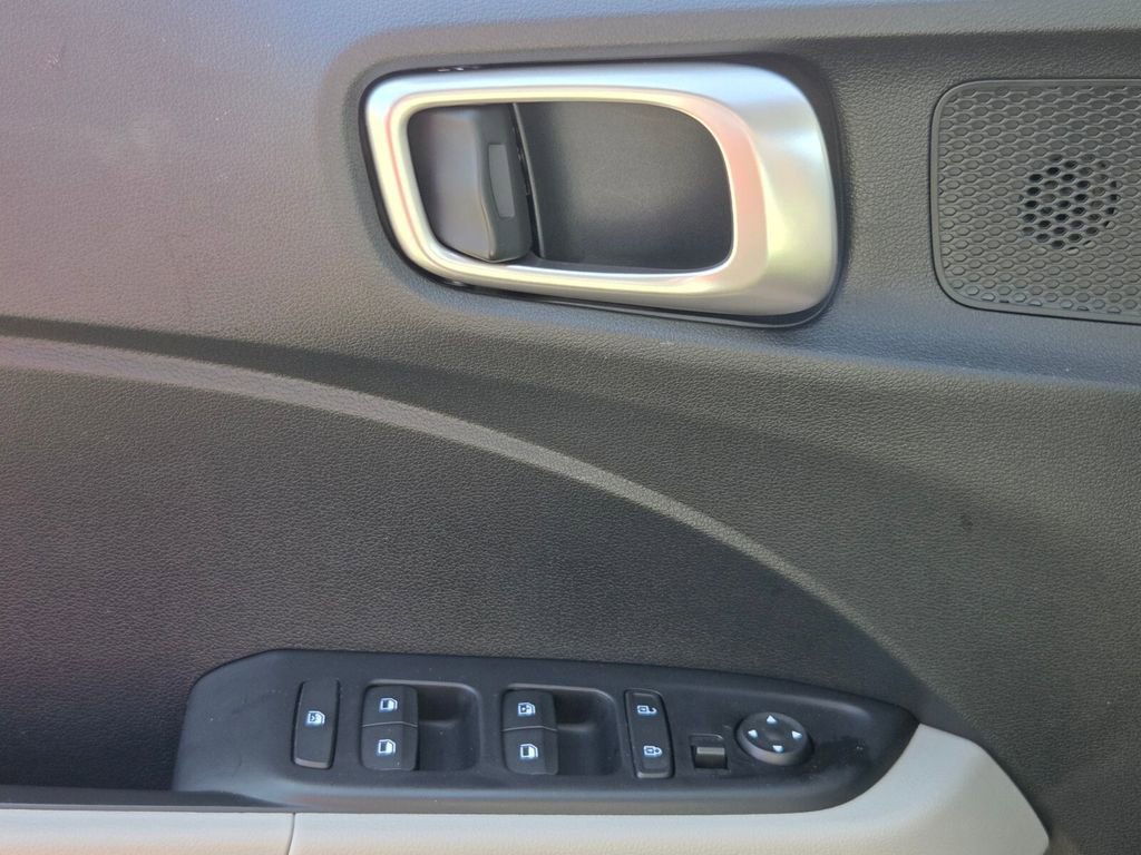 Used 2025 Hyundai Venue SEL image 27