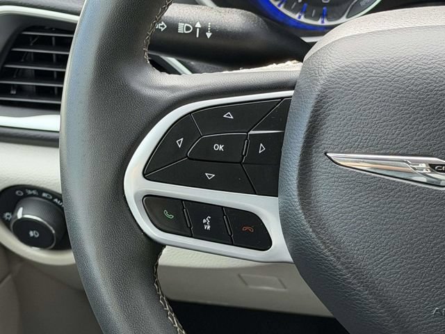 Used 2023 Chrysler Pacifica Touring-L FWD image 24