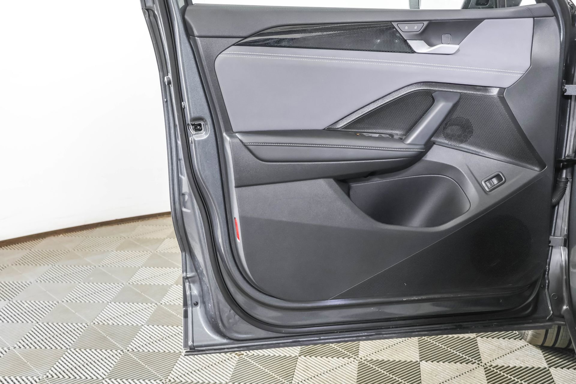 Used 2025 Volkswagen Tiguan SE w/ Panoramic Sunroof Package image 34