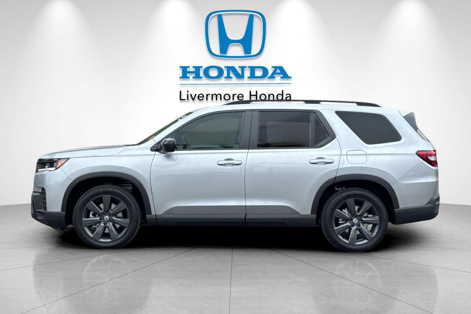 New 2026 Honda Pilot Sport image 3