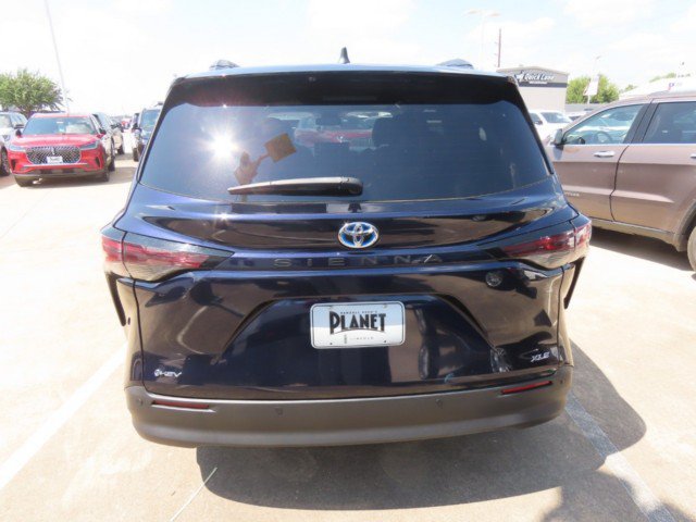Used 2025 Toyota Sienna XLE FWD image 11