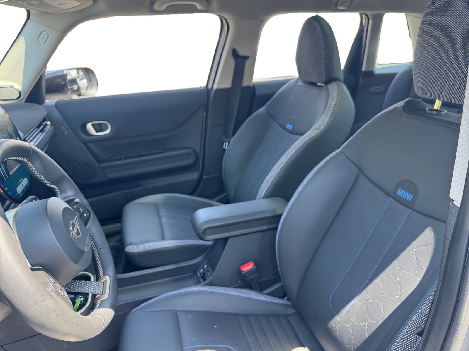 Used 2025 MINI Cooper 4-Door Hardtop FWD image 9