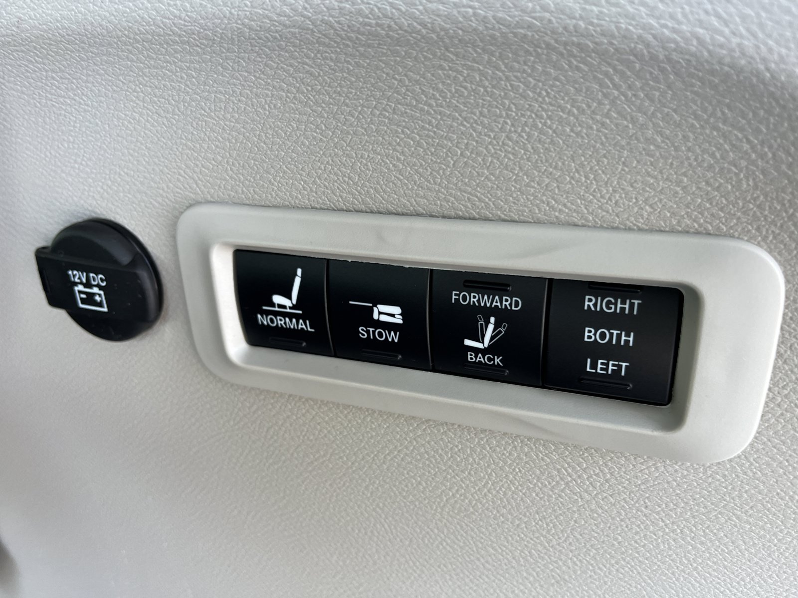 Used 2021 Chrysler Pacifica Limited w/ Uconnect Theater Family Group AWD/4WD image 16