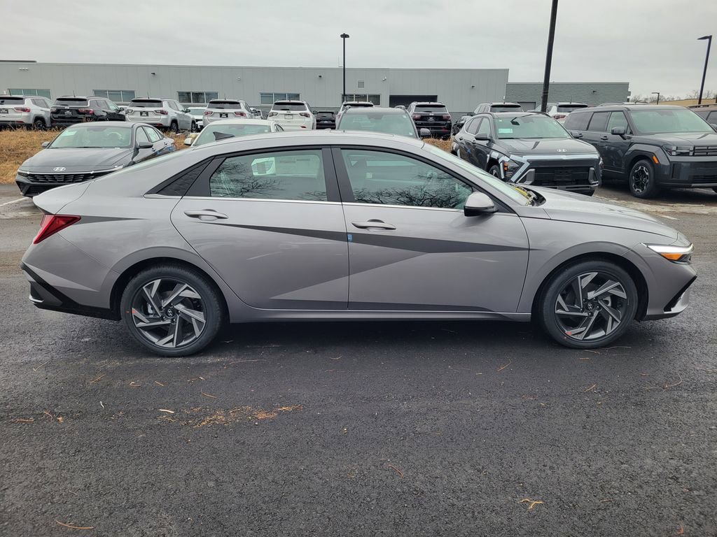 Used 2025 Hyundai Elantra Limited image 2