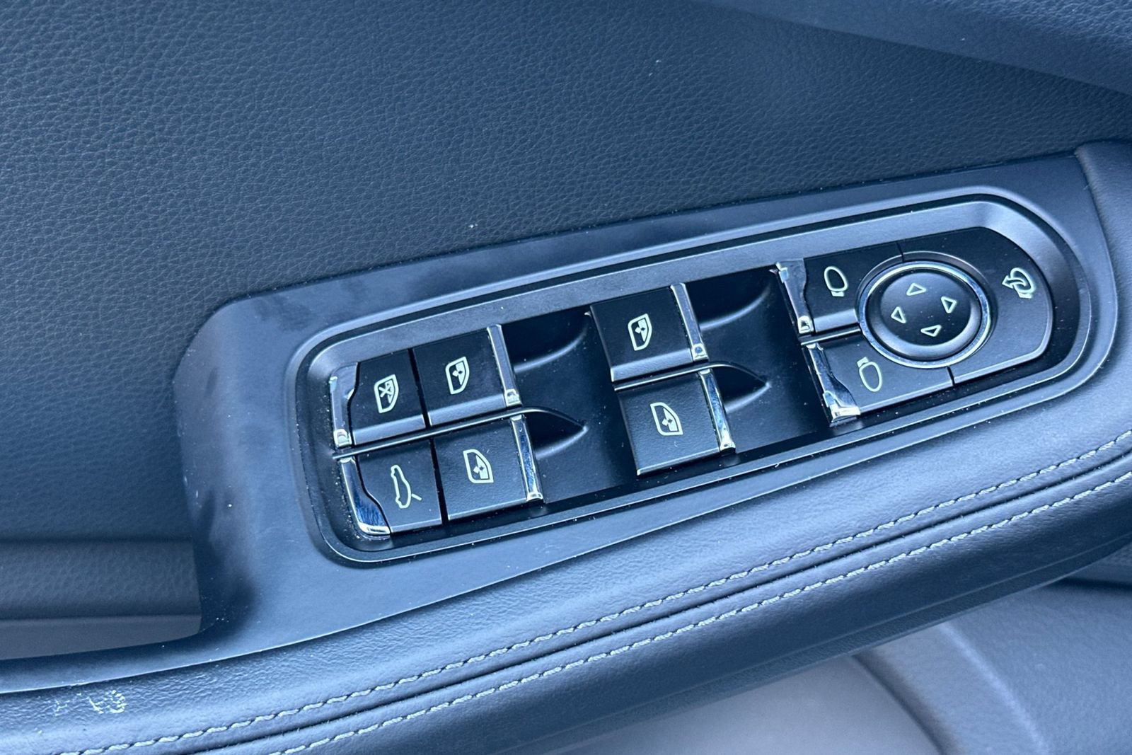 Used 2025 Porsche Macan AWD/4WD image 13
