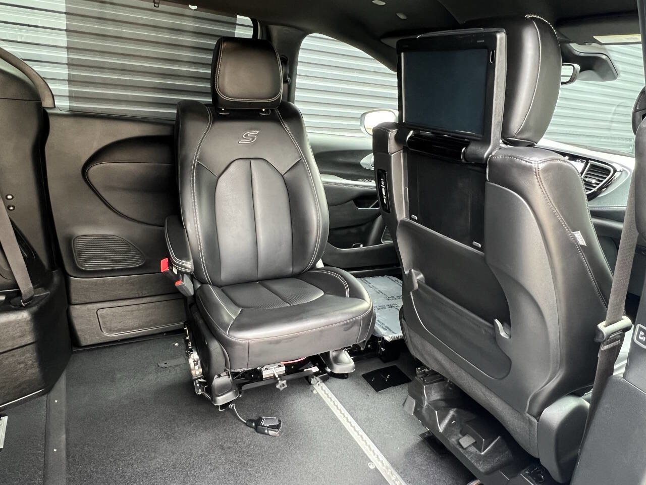 Used 2023 Chrysler Pacifica Touring-L w/ Uconnect Theater Family Group image 22