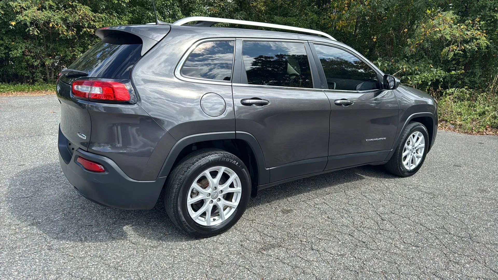 Used 2018 Jeep Cherokee Latitude Plus w/ Cold Weather Group image 5