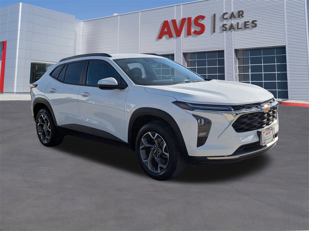 Used 2025 Chevrolet Trax LT w/ LT Convenience Package image 3