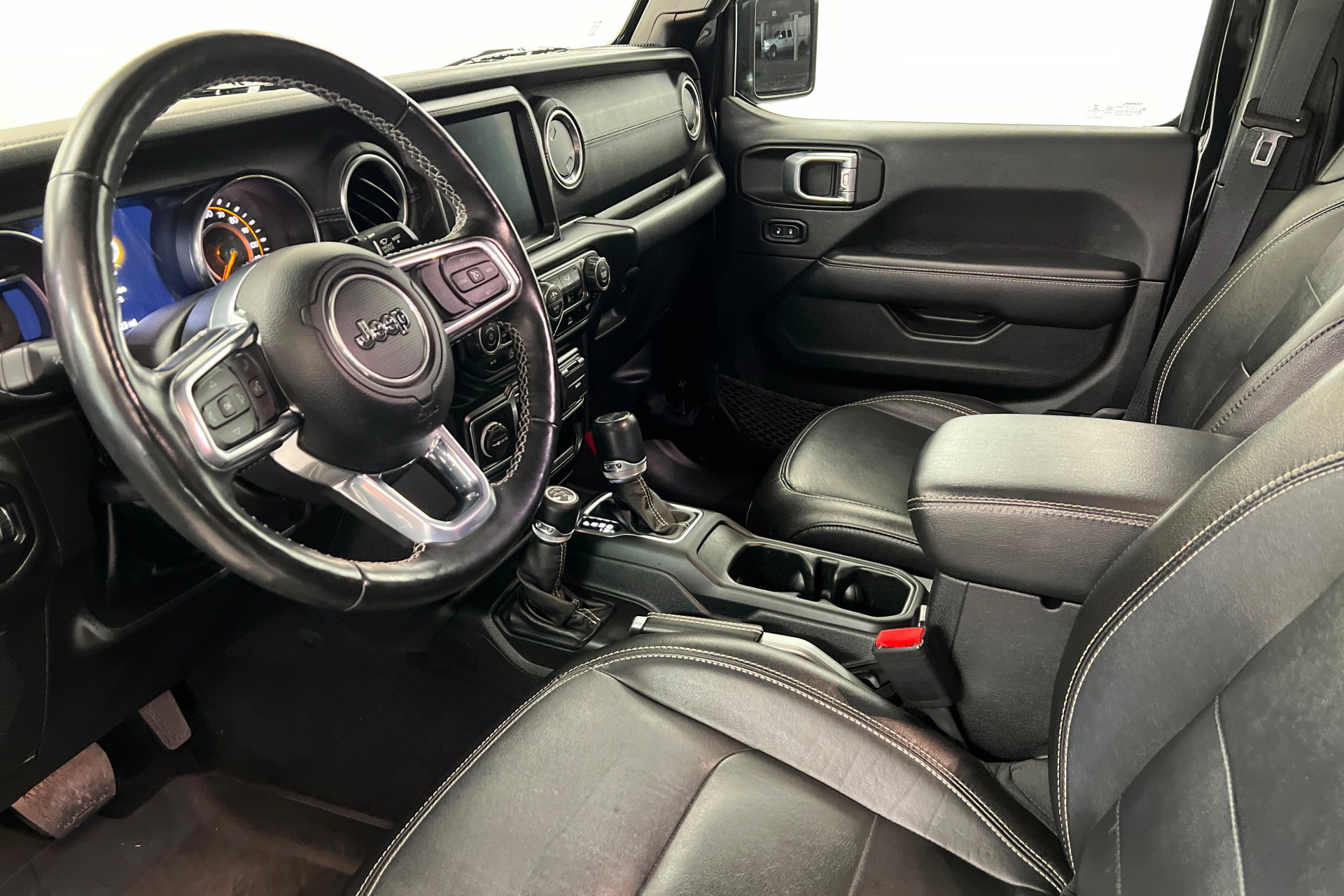 Used 2022 Jeep Wrangler Unlimited Sahara w/ Cold Weather Group image 16