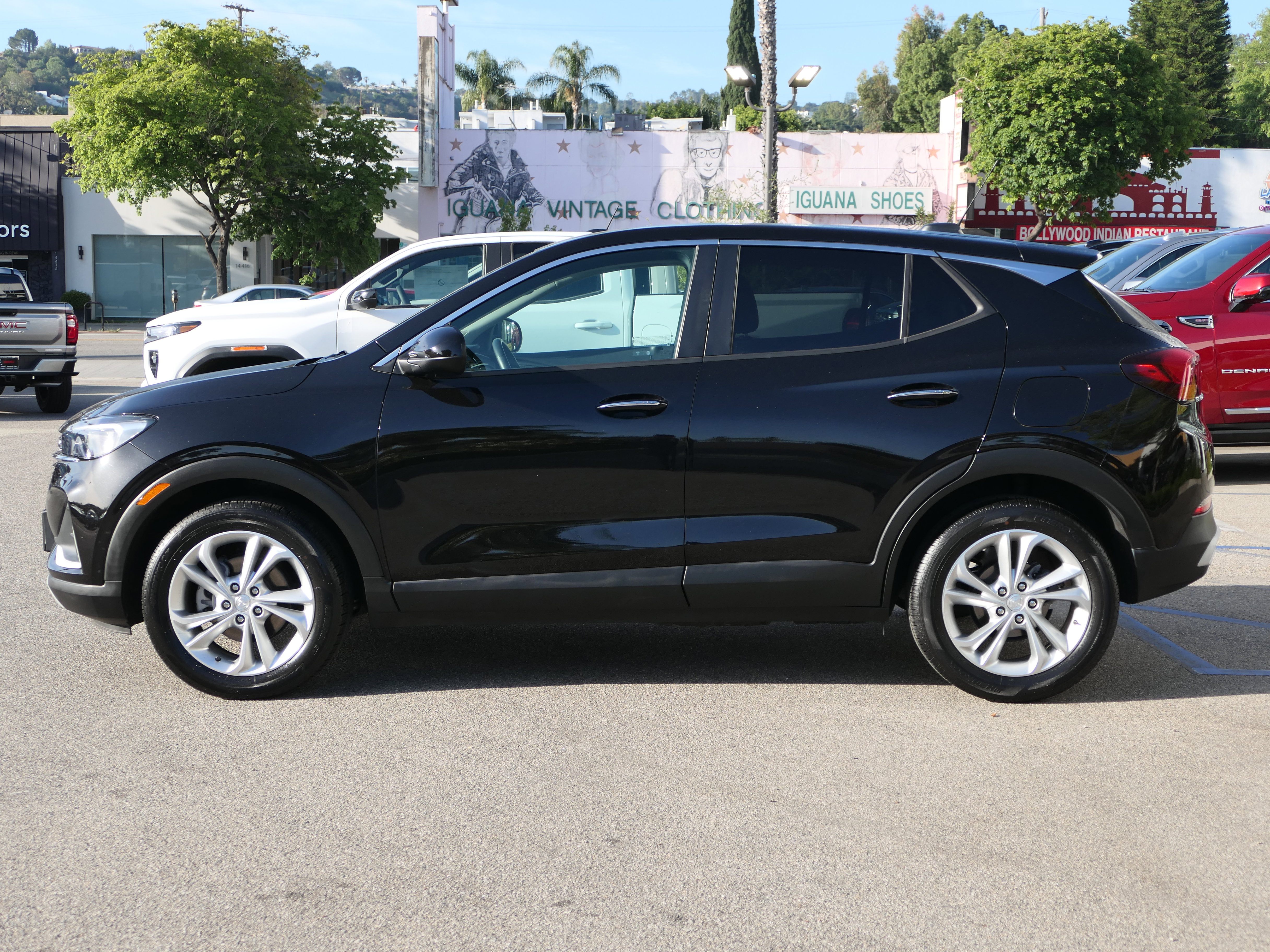 Used 2023 Buick Encore GX Preferred w/ Cold Weather Comfort Package FWD image 2