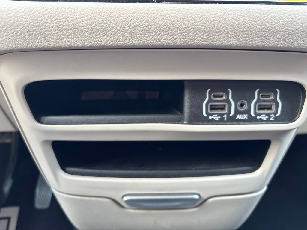 Used 2024 Chrysler Pacifica Touring-L FWD image 31