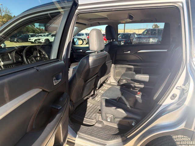 Used 2014 Toyota Highlander XLE FWD image 18