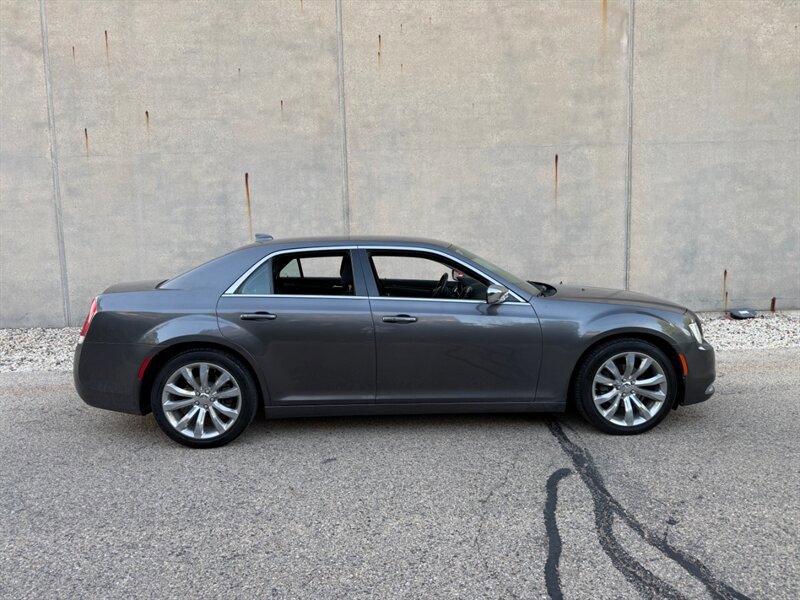 Used 2018 Chrysler 300 Touring w/ Chrome Appearance Package RWD image 5
