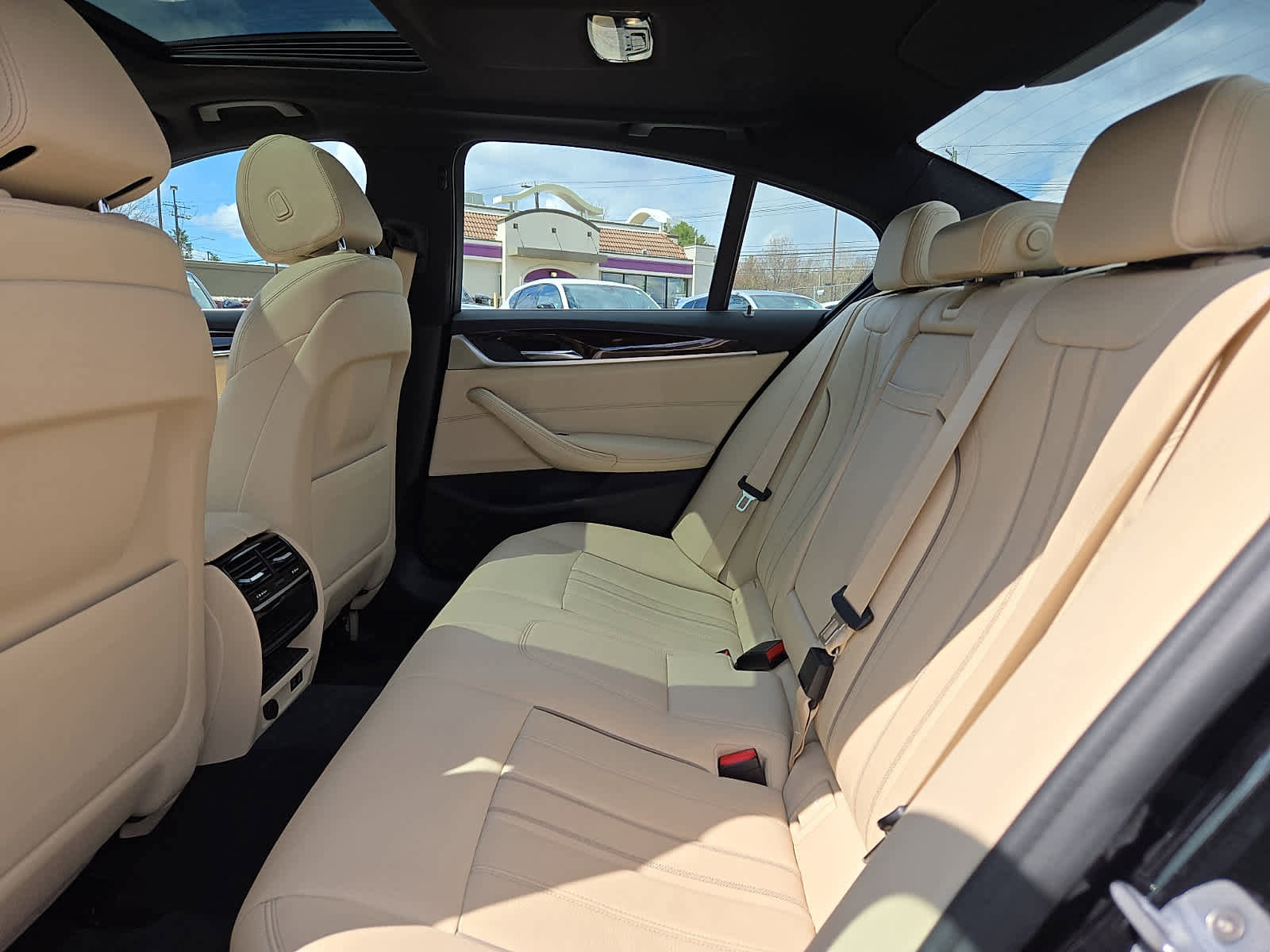 Used 2020 BMW 530i xDrive w/ Premium Package image 11