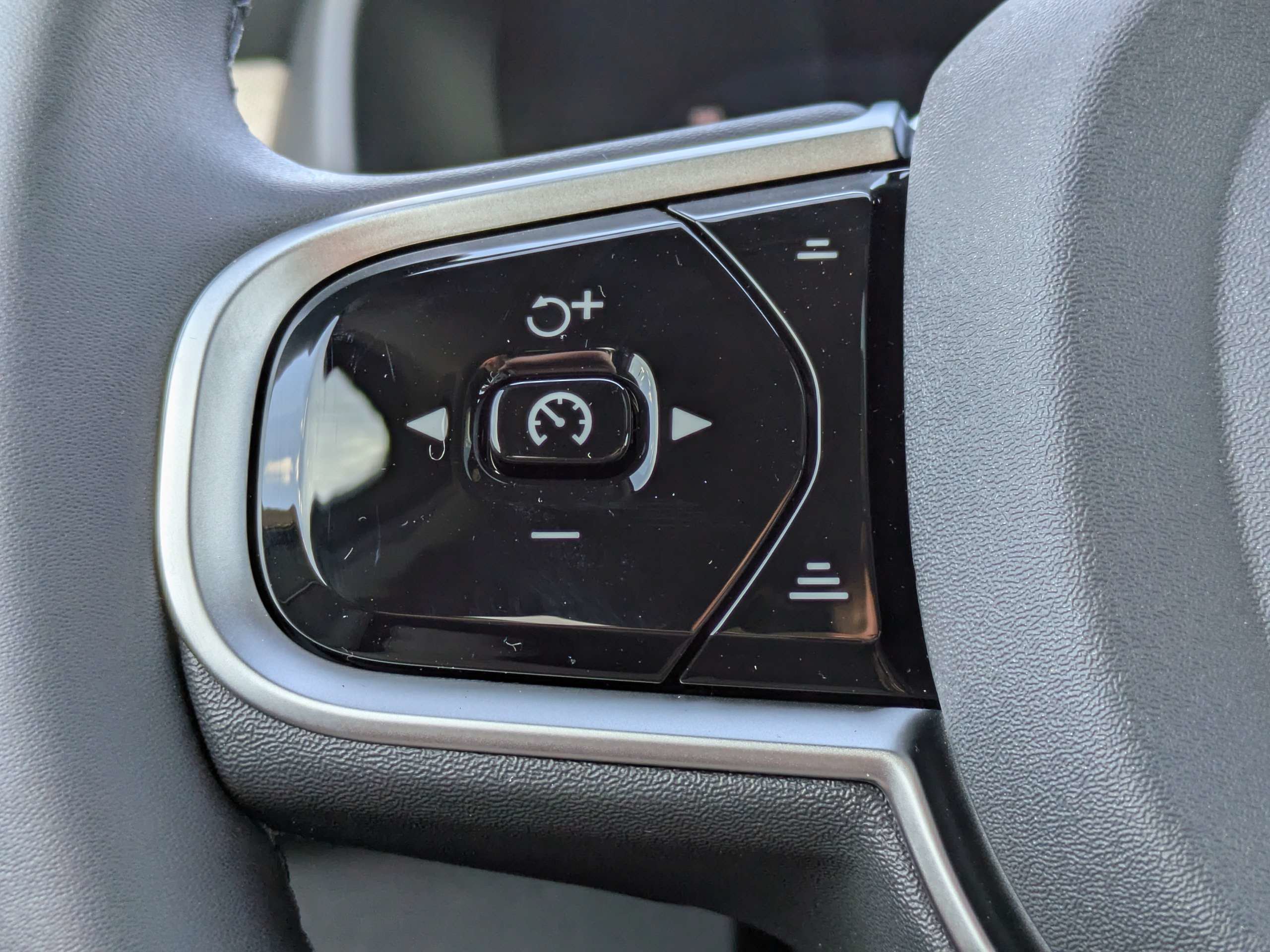 New 2026 Volvo XC90 B6 Plus w/ Protection Package Premier image 24