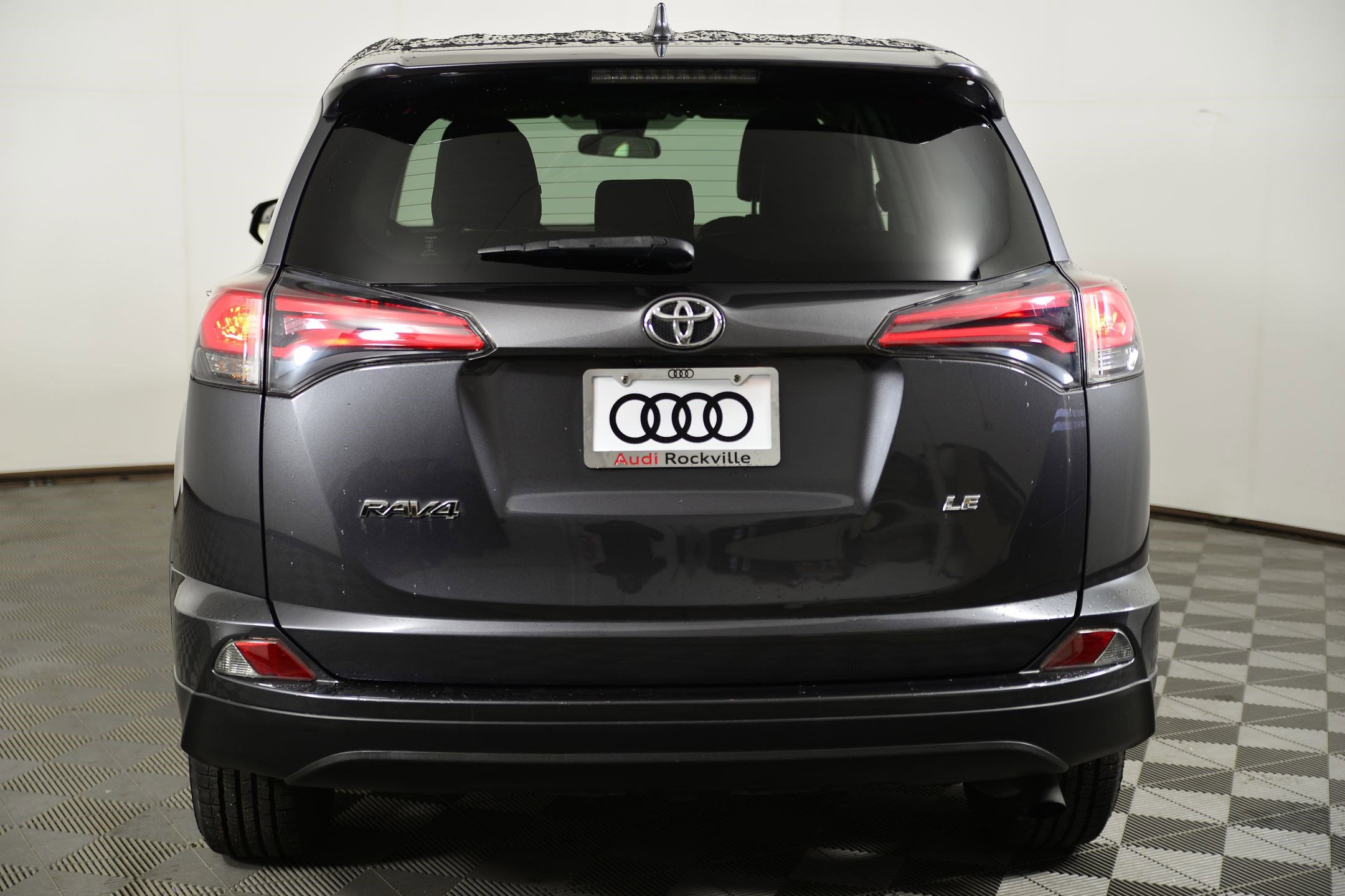 Used 2018 Toyota RAV4 LE image 8