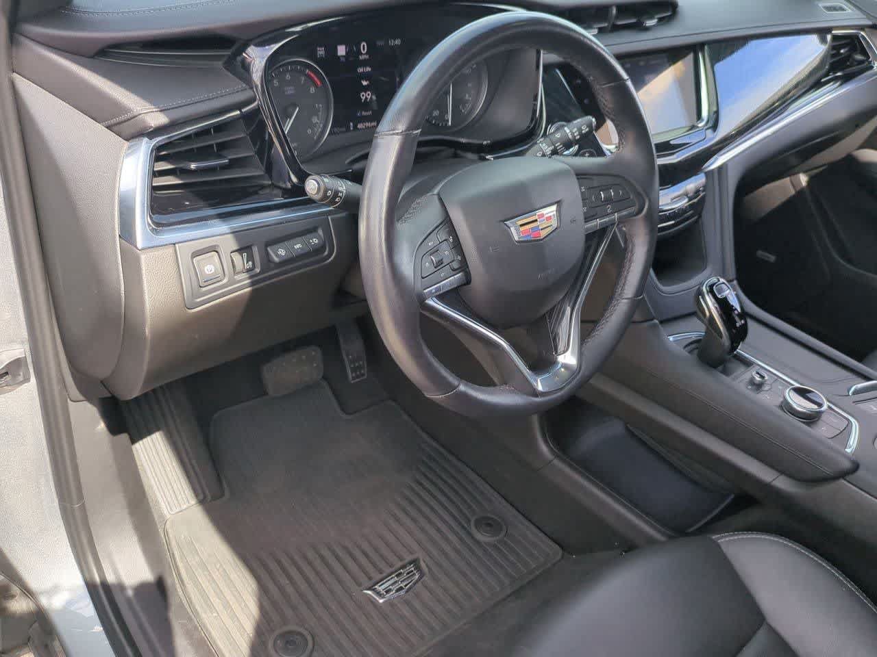 Used 2023 Cadillac XT6 Premium Luxury w/ Technology Package AWD/4WD image 2