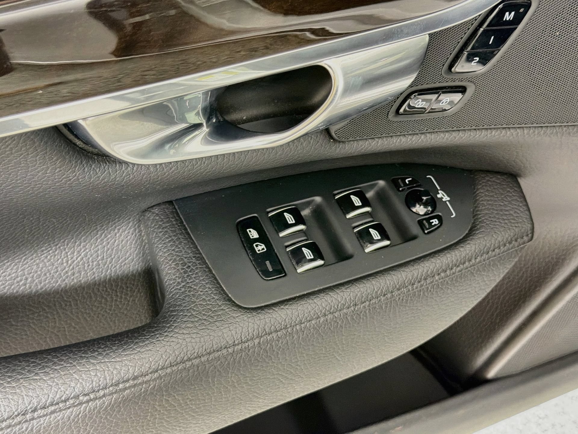 Used 2018 Volvo S90 T5 Momentum w/ Convenience Package FWD image 18