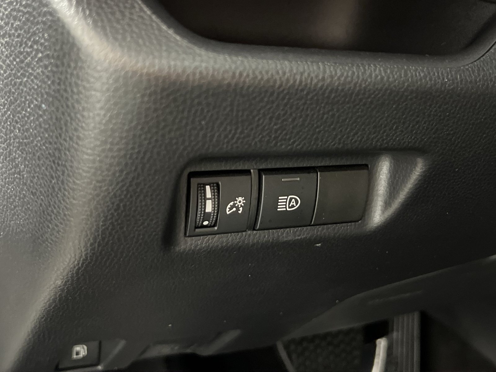 Used 2025 Toyota RAV4 XLE AWD/4WD image 31