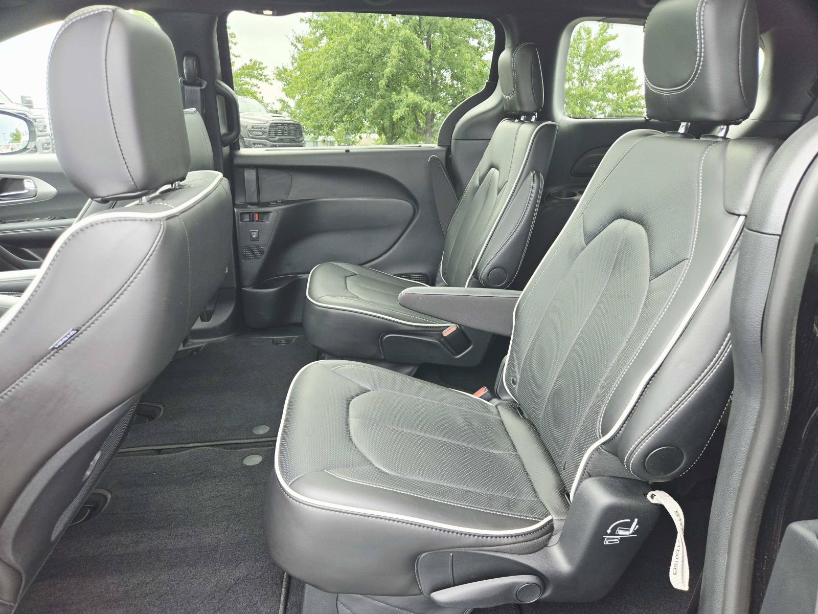Used 2024 Chrysler Pacifica Limited w/ S Appearance Package FWD image 14