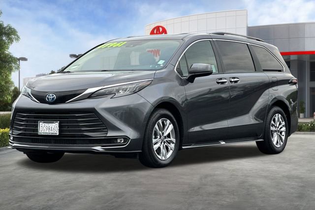 Used 2025 Toyota Sienna XLE image 9