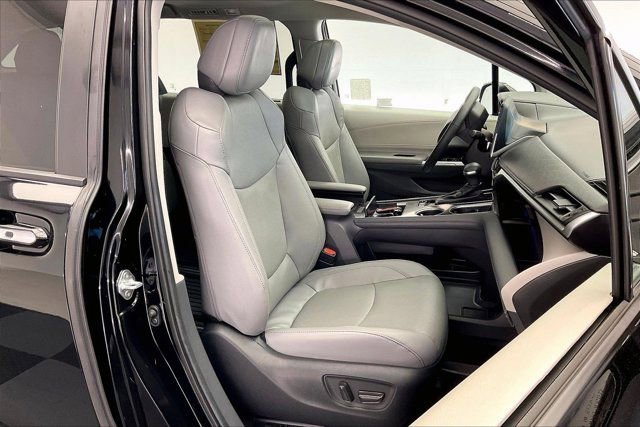 Used 2024 Toyota Sienna Limited image 6