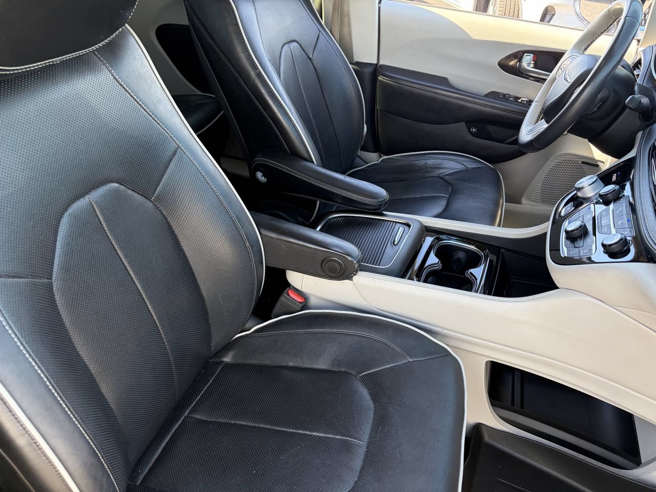Used 2021 Chrysler Pacifica Limited w/ Uconnect Theater Family Group FWD image 12