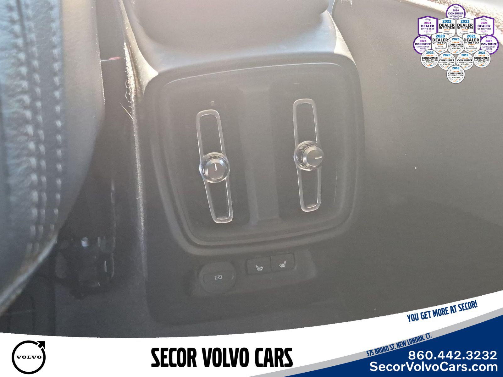 Used 2024 Volvo XC40 B5 Plus AWD/4WD image 18