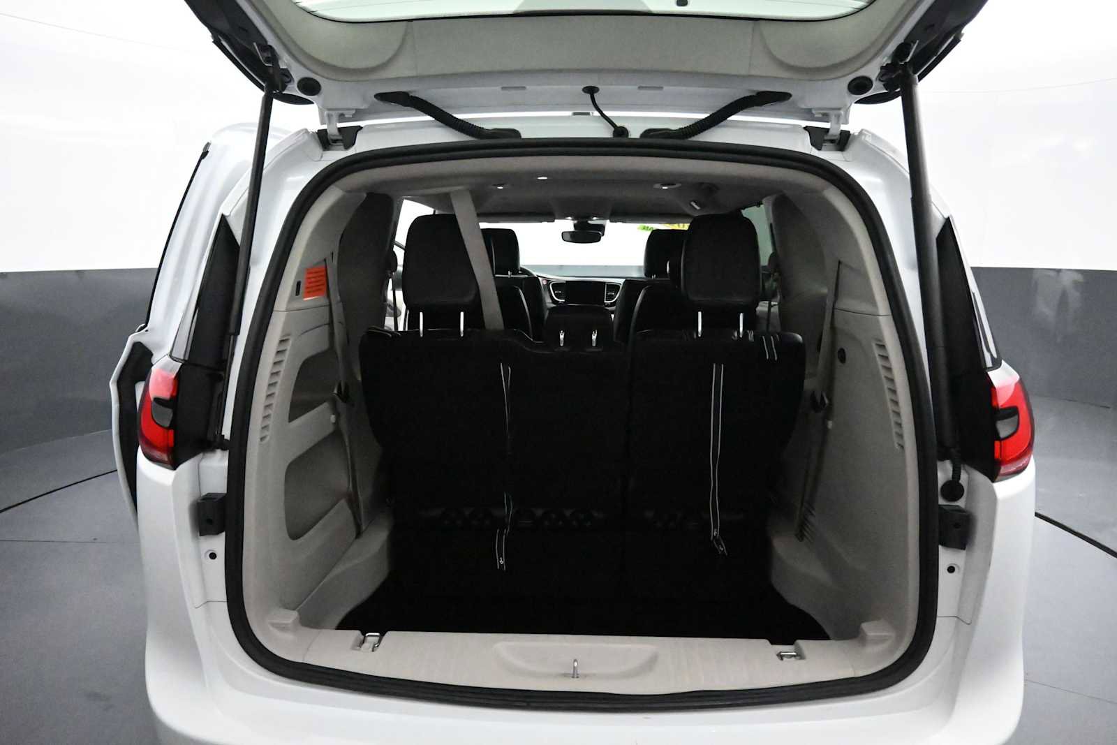 Used 2023 Chrysler Pacifica Touring-L FWD image 28