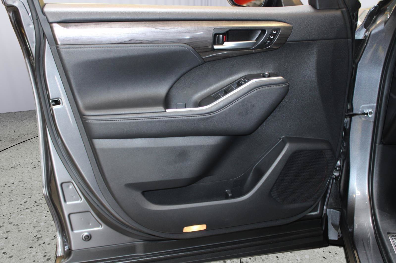 Used 2024 Toyota Highlander Platinum AWD/4WD image 48