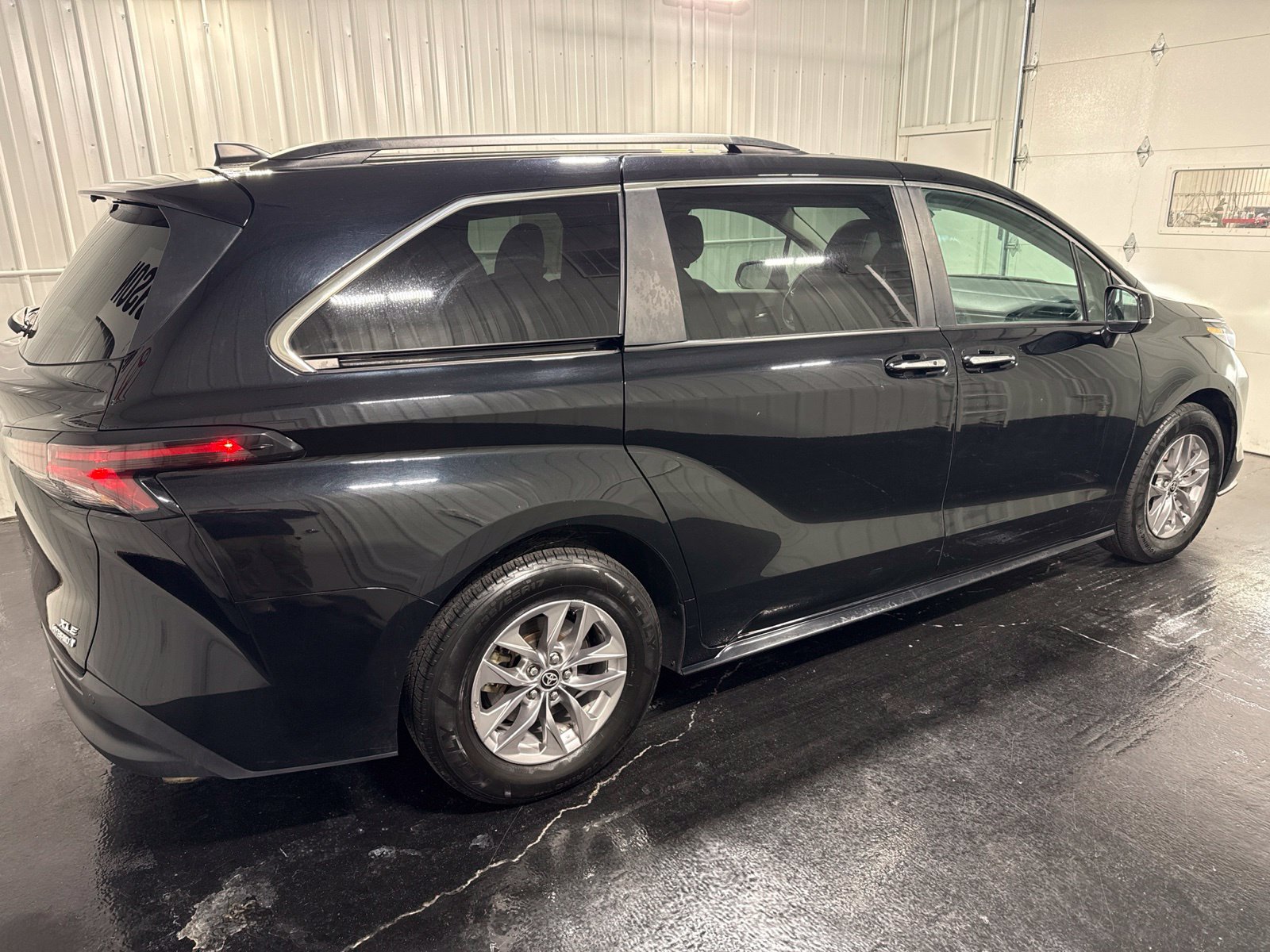 Used 2024 Toyota Sienna XLE FWD image 5
