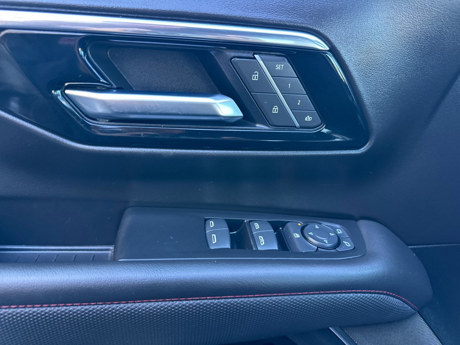 Used 2025 Chevrolet Suburban RST image 10